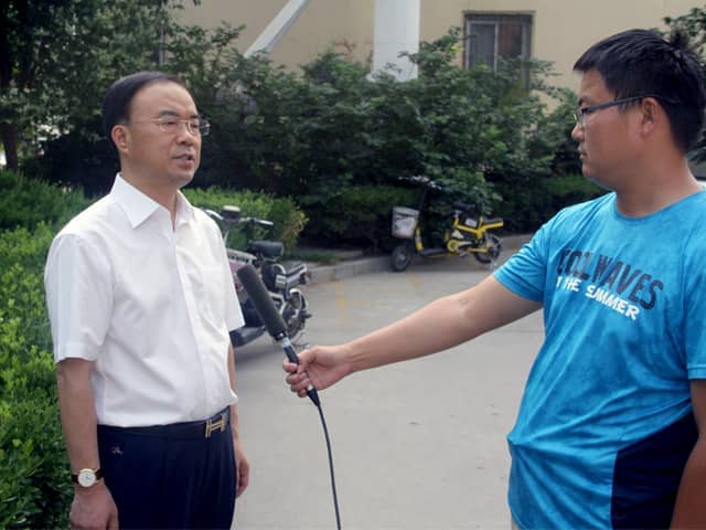 山東天意機(jī)械董事長劉洪彬作為基層共產(chǎn)黨員，今天接受了當(dāng)?shù)赜浾叩牟稍L