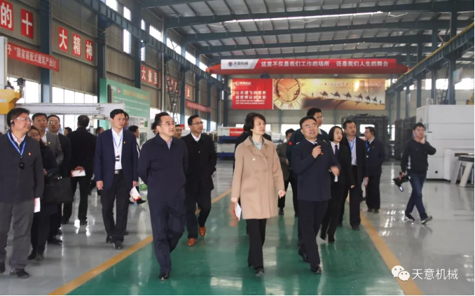 濟(jì)寧市委常委、組織部部長(zhǎng)孔凡萍帶領(lǐng)全市“兩新”組織黨建工作現(xiàn)場(chǎng)觀摩團(tuán)蒞臨天意機(jī)械調(diào)研指導(dǎo)