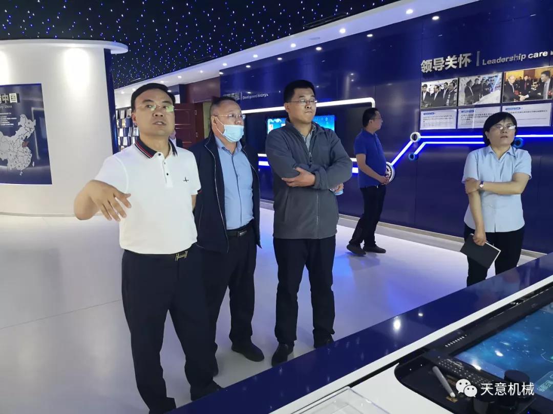 哈爾濱工業(yè)大學(xué)張教授、于教授蒞臨天意機械就智能焊接技術(shù)進行交流指導(dǎo)